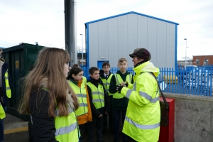 P1020541 Young people listening to Waste Educator Sally Jackson explain recycling and 3Rs on a school trip